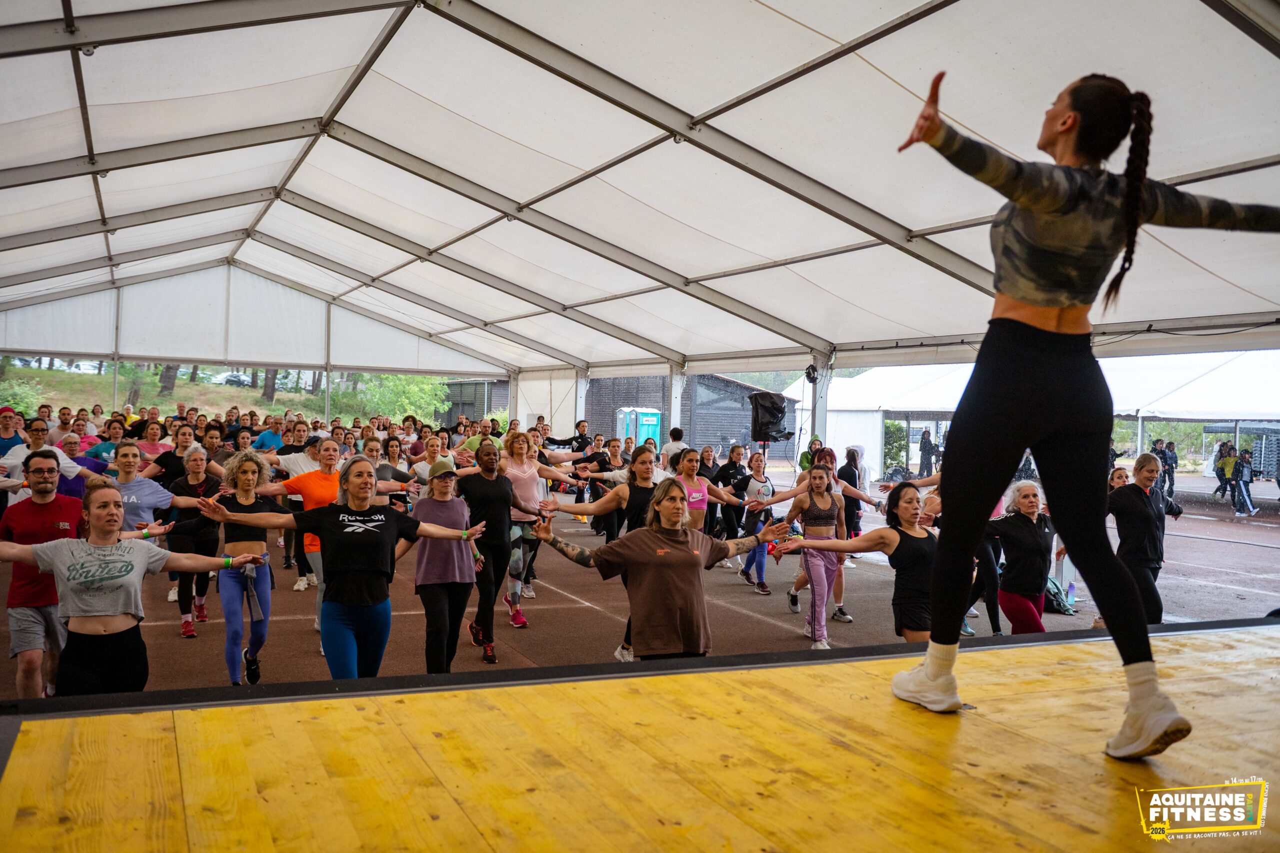 Cours collectif animé par une coach lors de l’Aquitaine Fitness Party à Bombannes
