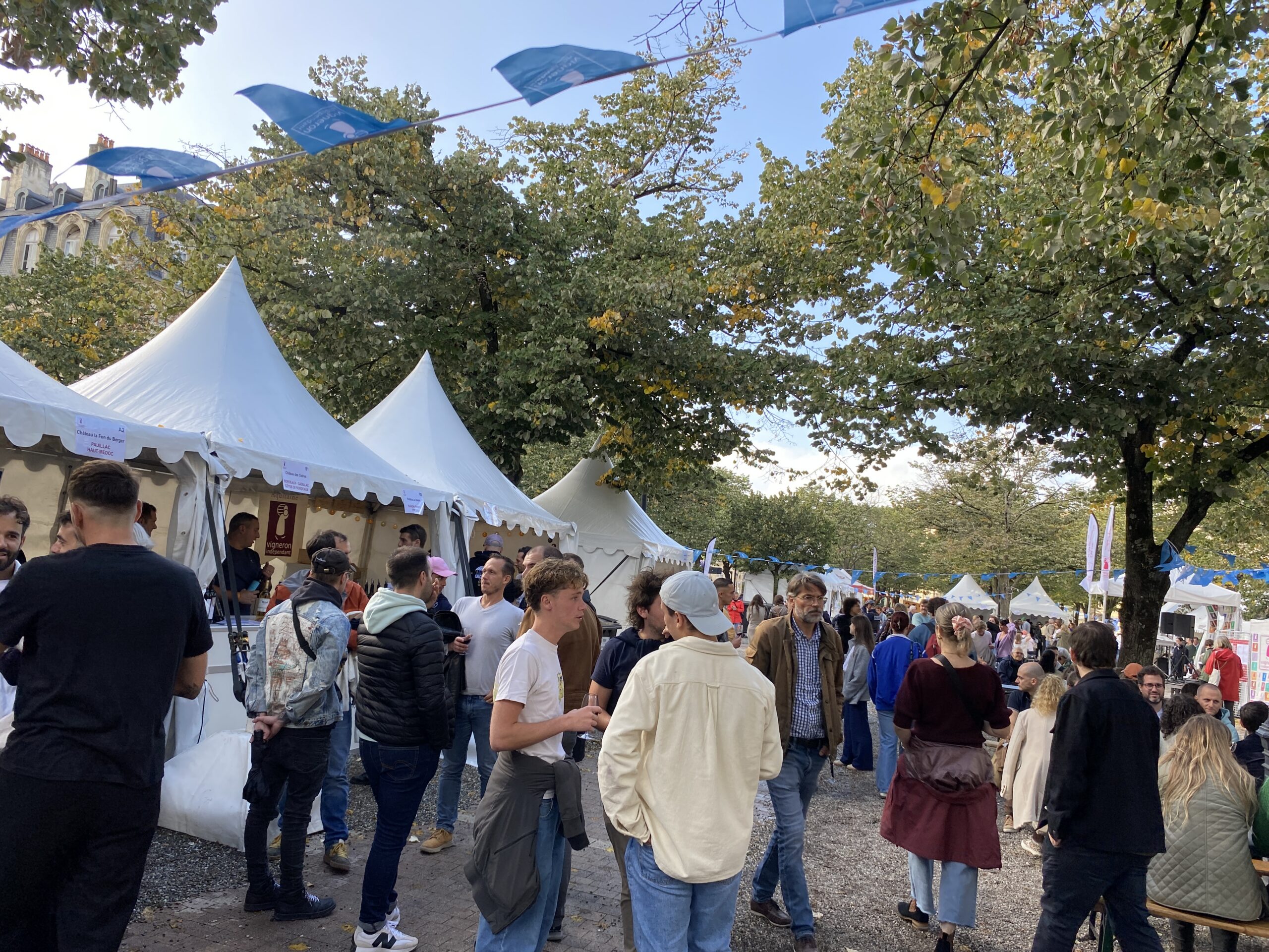 Visiteurs et stands de vignerons indépendants sur les allées de Tourny à Bordeaux