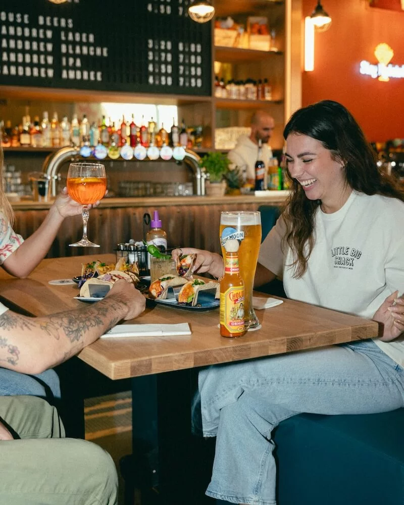 Autour d’une table de Little Big Shack, tacos et verres se partagent dans l’espace intérieur convivial du restaurant de Villenave-d’Ornon.