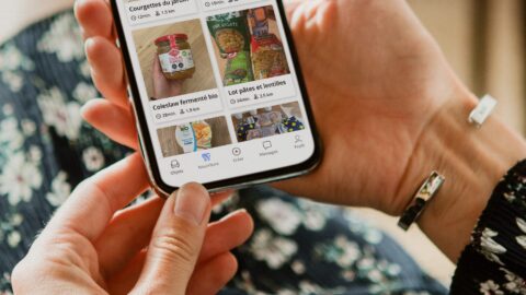 Une personne consulte des annonces de dons sur l’application Geev