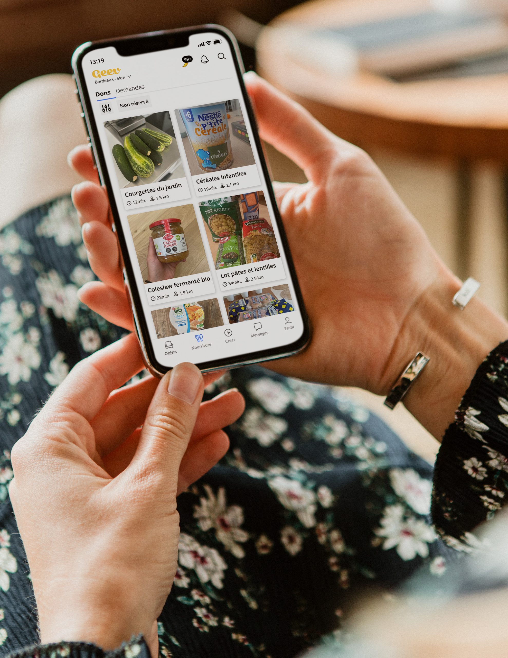 Une personne consulte des annonces de dons sur l’application Geev
