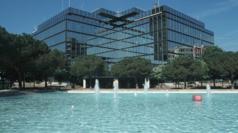 Façade de l'hôtel du Département de la Gironde dans le quartier Mériadeck à Bordeaux