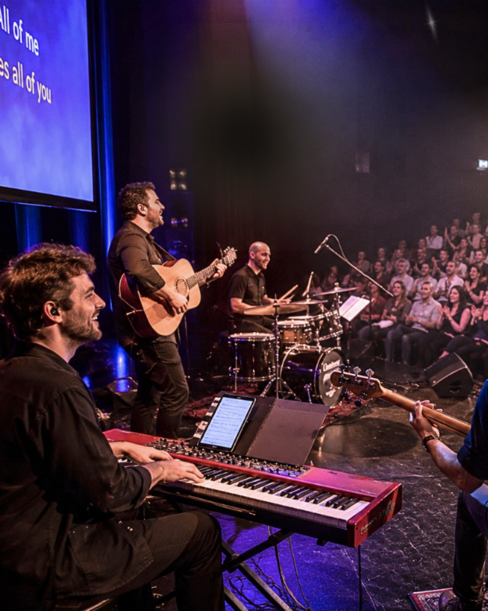 Les musiciens de KaraKorus accompagnent une salle qui chante collectivement
