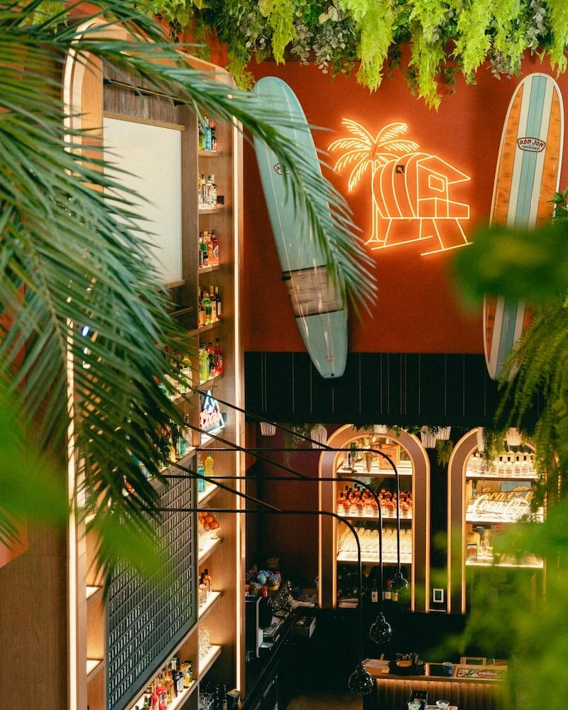 Planches de surf, végétation et bar composent le décor de Little Big Shack, qui revendique une inspiration venue des côtes américaines.