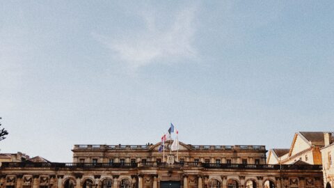 Place bordelaise sous un ciel gris et nuageux