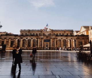 Place bordelaise sous un ciel gris et nuageux