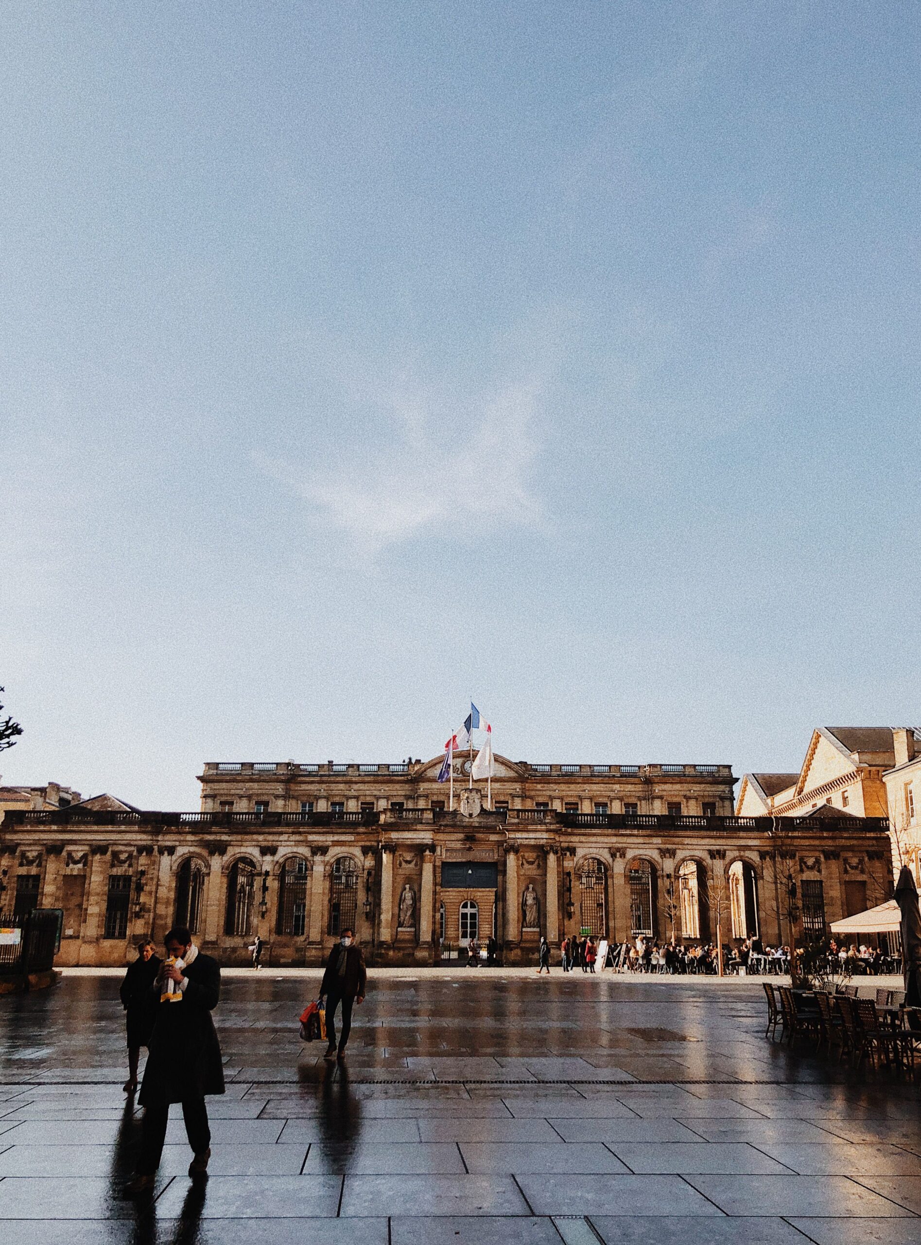 Bordeaux sous un ciel nuageux