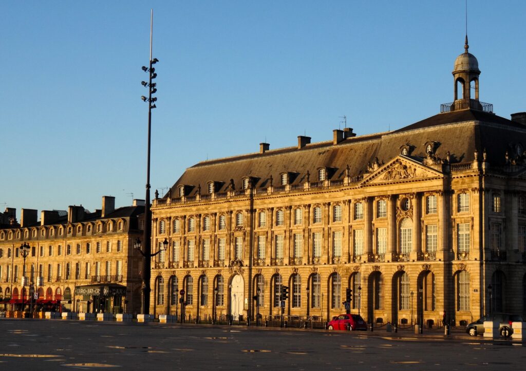 Place de la Bourse à Bordeaux sous un ciel bleu