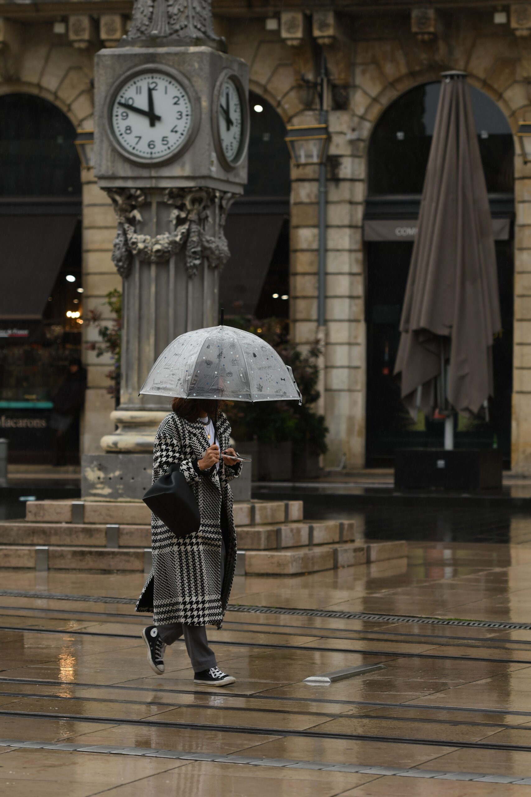 Une passante sous un parapluie à Bordeaux, photo d’illustration