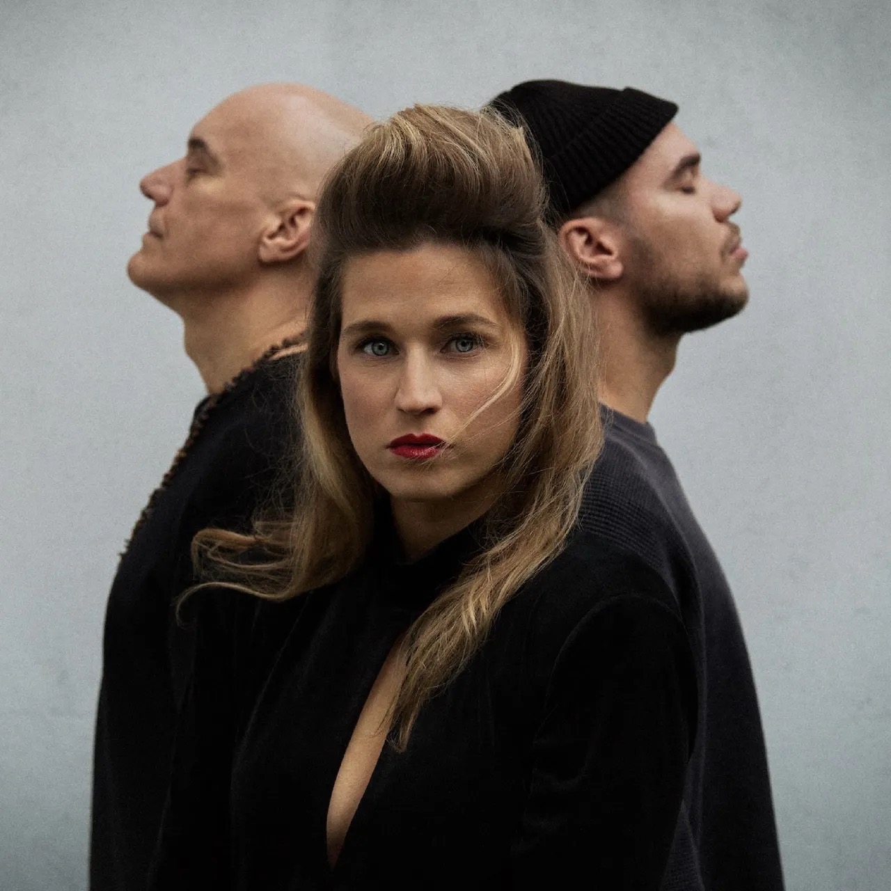 Selah Sue entourée des musiciens du projet The Gallands