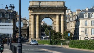 Porte de Bourgogne : l’entrée royale qui regarde le pont de pierre