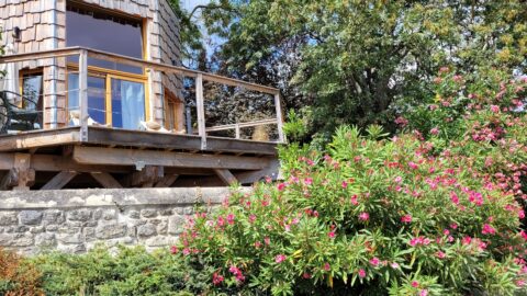 Cabane en bois sur pilotis et terrasse privée dans un jardin à Bourg-sur-Gironde