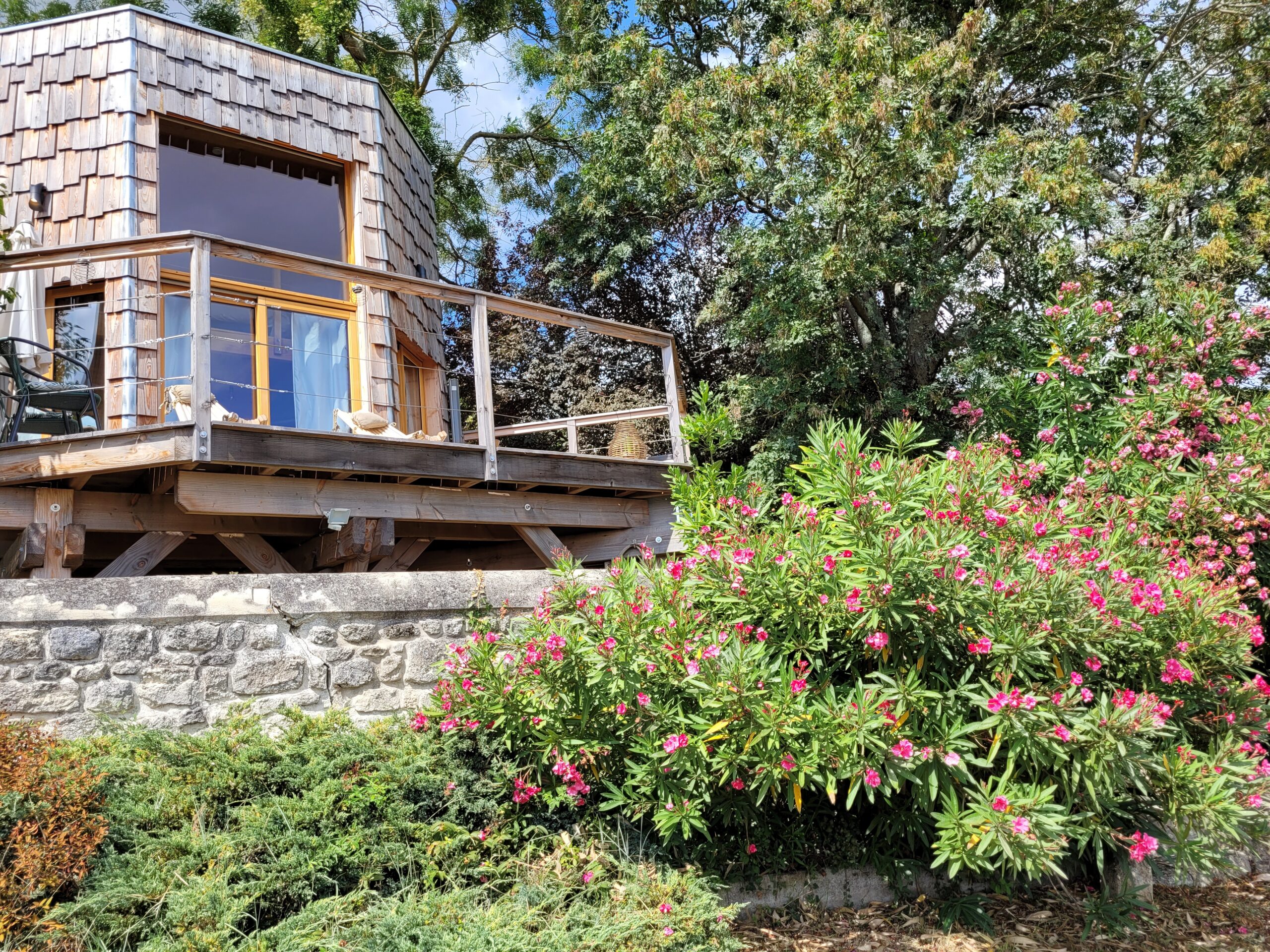 Cabane en bois sur pilotis et terrasse privée dans un jardin à Bourg-sur-Gironde