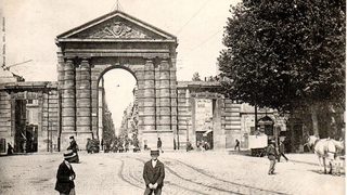 Porte d’Aquitaine : l’arc monumental qui ouvre la place de la Victoire