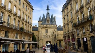 Porte Cailhau : la sentinelle gothique qui domine encore les quais de Bordeaux