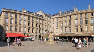 Place du Parlement : le salon pavé qui conserve l’élégance du vieux Bordeaux