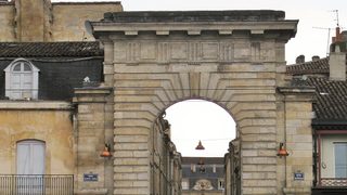 Porte de la Monnaie : le discret passage du XVIIIe siècle près de Sainte-Croix