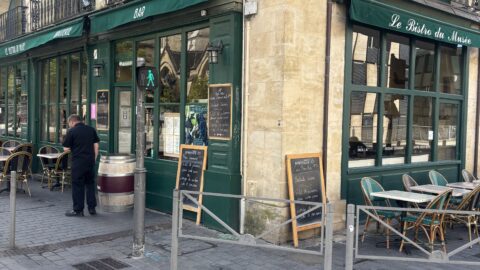 Façade du Bistro du Musée, place Pey-Berland à Bordeaux