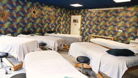 Salle de formation du Comptoir Beauté équipée de tables de soin à Bordeaux-Bègles