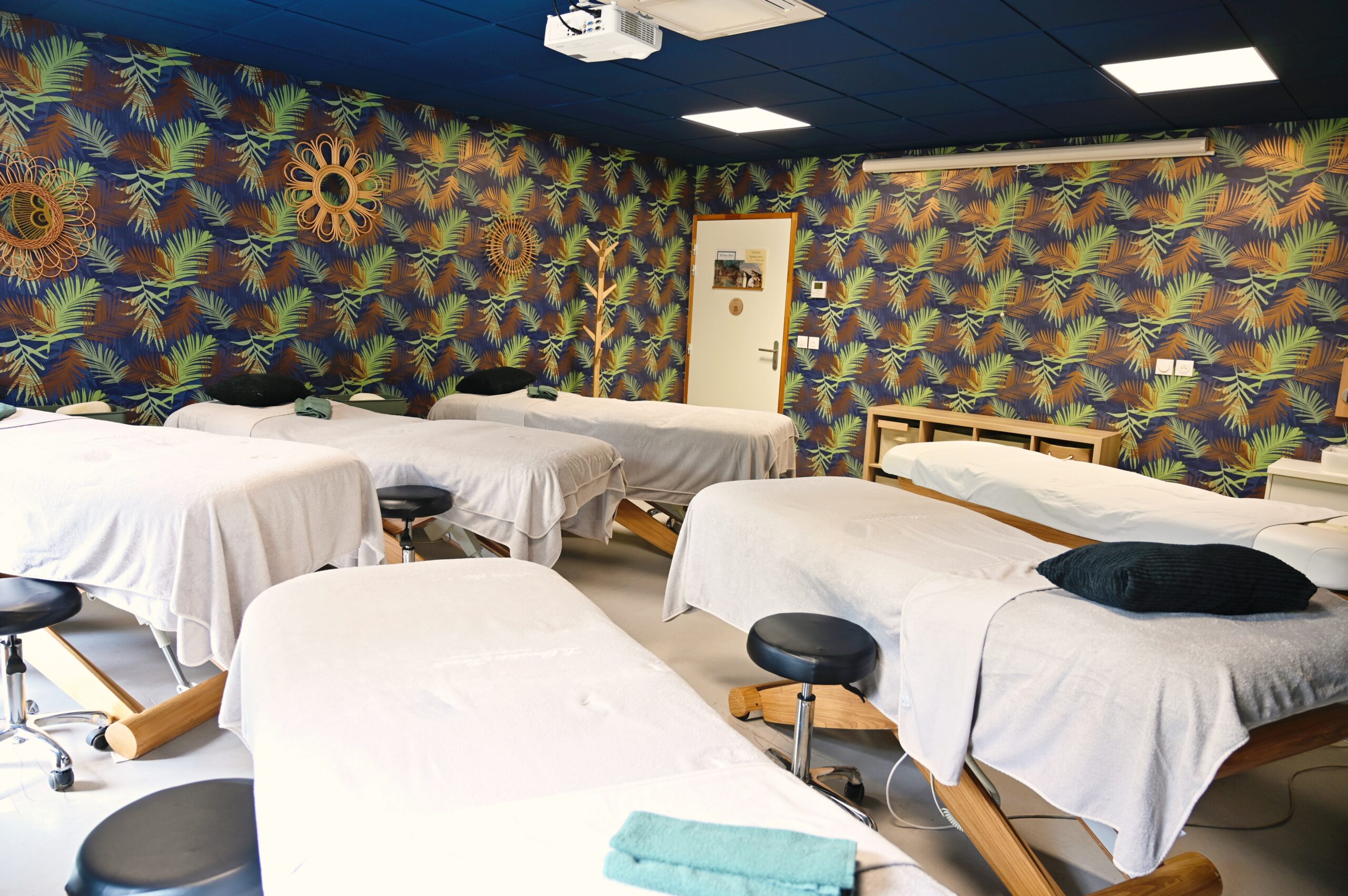 Salle de formation équipée de tables de soin au Comptoir Beauté Formation à Bordeaux-Bègles