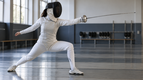 Illustration d’une femme en tenue d’escrime s’exerçant dans une salle d’armes générique