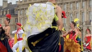 Le record du monde de French cancan réalisé sur le miroir d’eau à Bordeaux