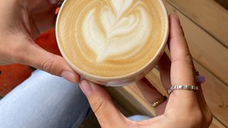 À Bordeaux, ce café fait préparer ses pâtisseries par des retraitées